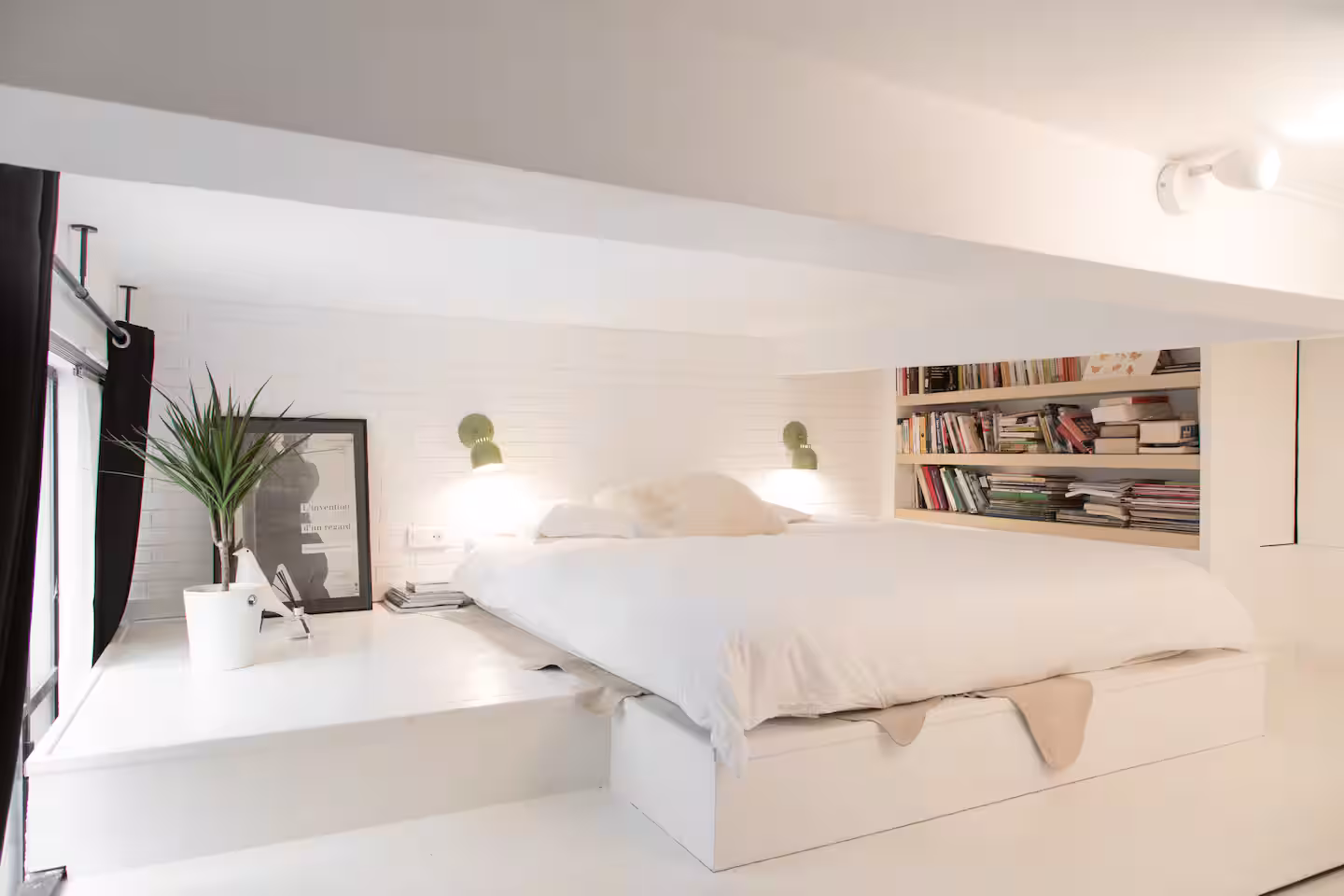 Chambre en mezzanine aux murs blancs, appartement géré par Le Double des Clés