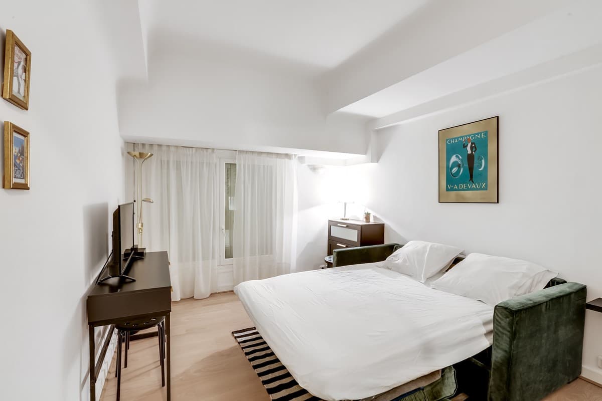 Canapé-lit ouvert et préparé, appartement géré par Le Double des Clés
