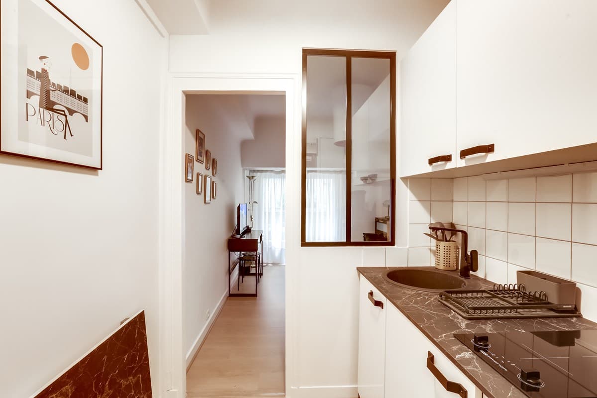 Cuisine équipée en longueur, appartement géré par Le Double des Clés