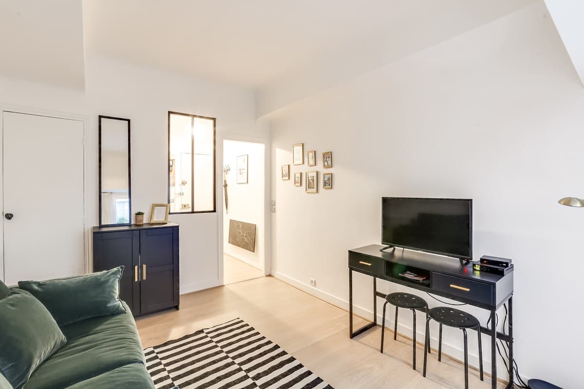 Entrée avec verrière donnant sur le séjour, appartement géré par Le Double des Clés
