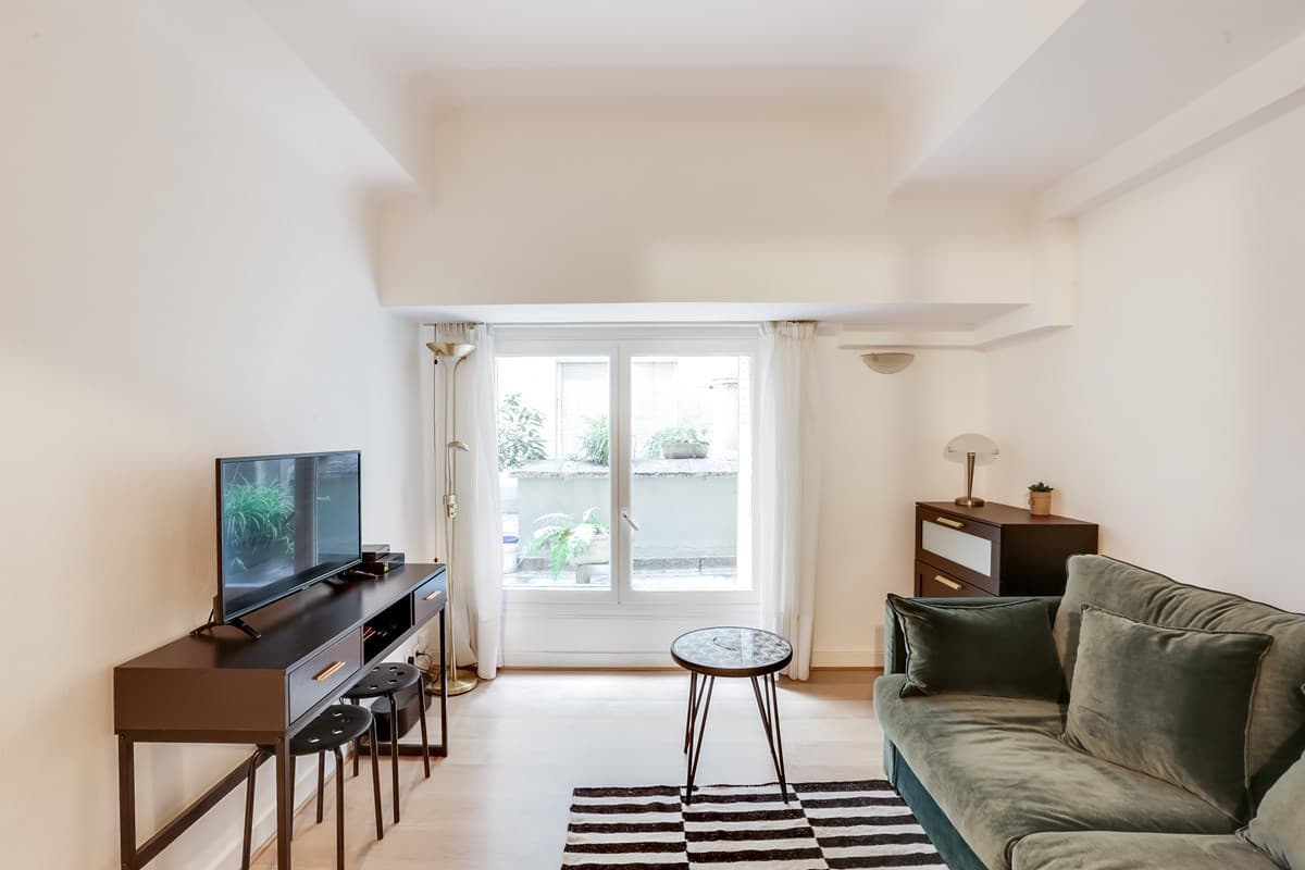 Séjour clair avec canapé en velours, appartement géré par Le Double des Clés